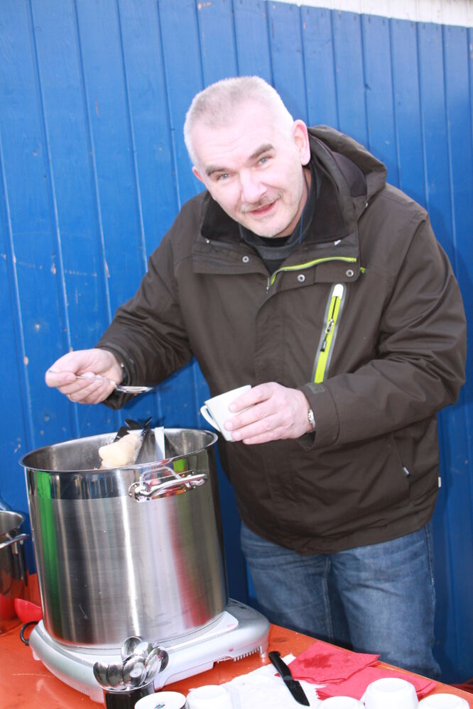 Uli Roth beim Flambieren des Zuckerhuts für die Feuerzangenbowle